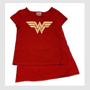 Wonder Woman Girl’s Red & Gold Emblem T-shirt with cape Sz 6/6X m
